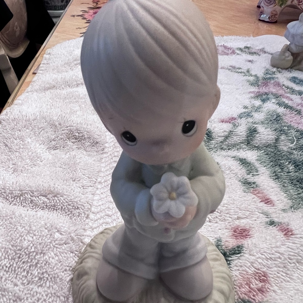 Mommy I love you 1987  Precious Moments Figurine - Child with Flowers